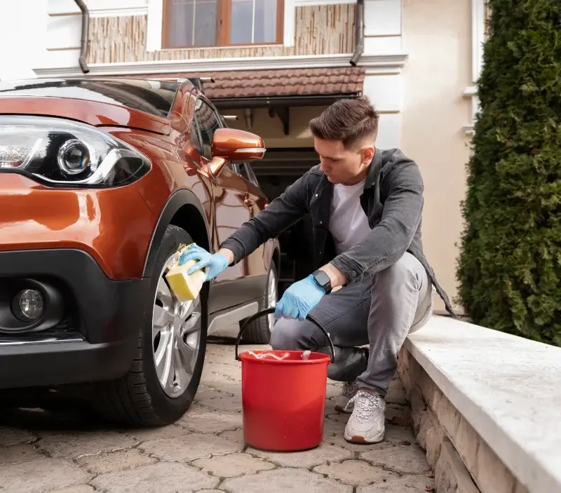 Lavage auto à domicile Mouliets-et-Villemartin : professionnel intervenant sur un véhicule